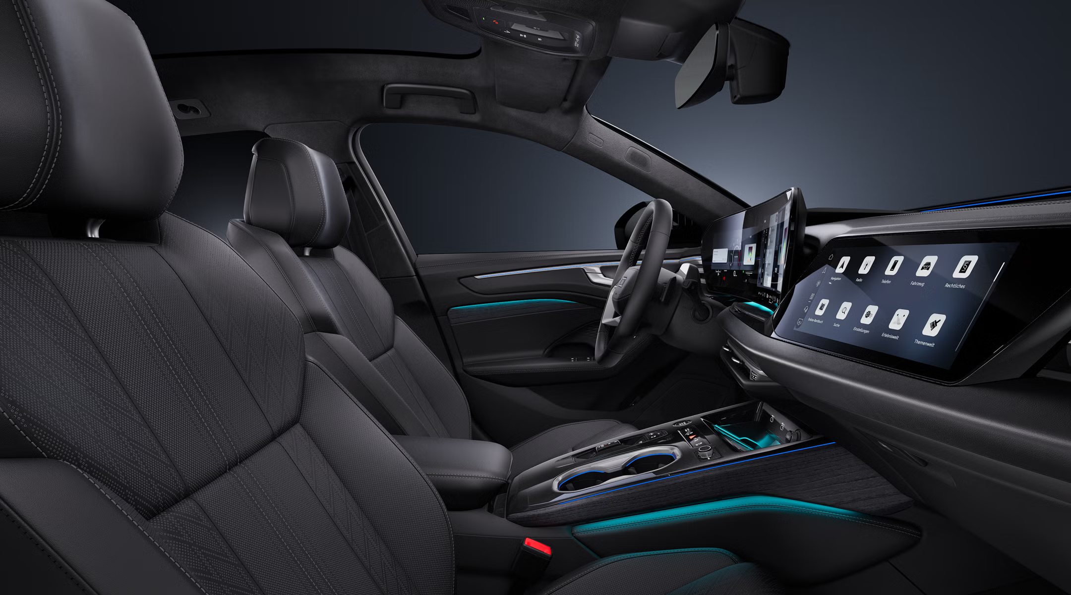 Blick von der Beifahrerseite auf das Cockpit mit Lenkrad des Audi A6 allroad, Mittelkonsole, digitale Displays, Ambiente-Licht und die Sitze.