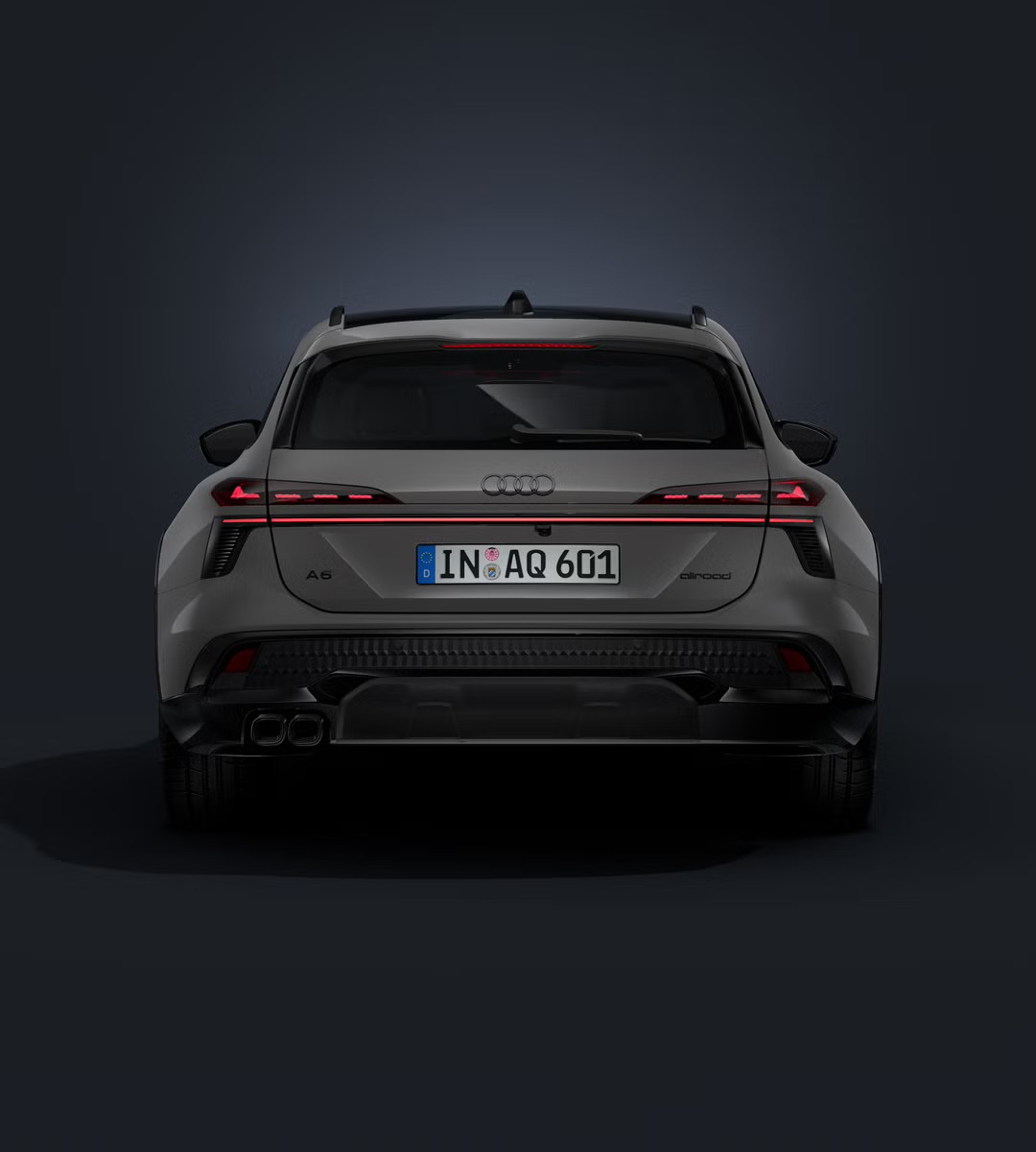 Der Audi A6 allroad von hinten auf dunklem Hintergrund.