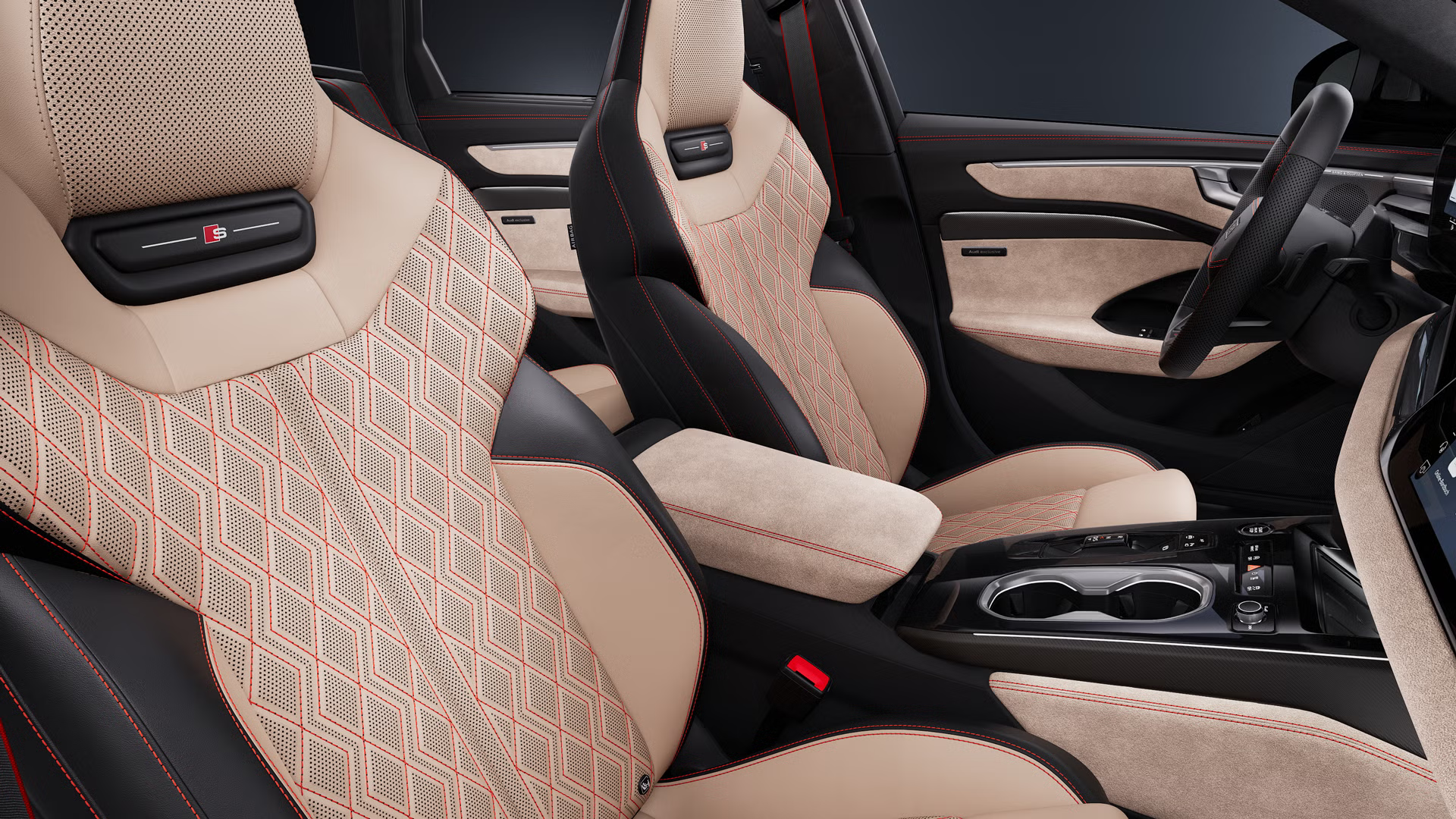 Blick von der Beifahrerseite auf das Cockpit des Audi A6 allroad e-hybrid mit Fokus auf die Sportsitze in Leder-Kombination moraviolett/diamantsilber und Kontrastnähten in Himbeerrot.