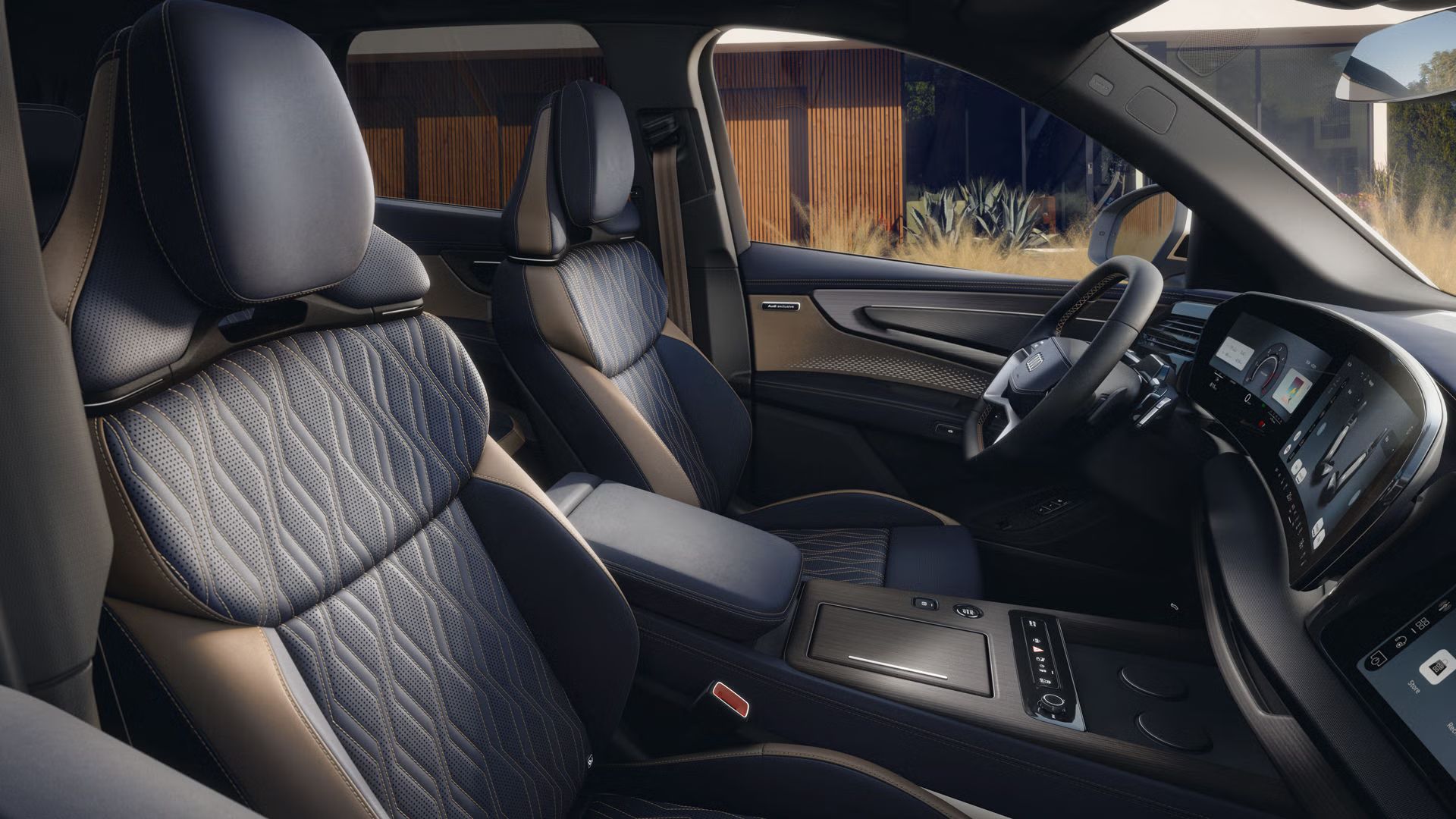 Blick durch das Beifahrerfenster auf das Cockpit des Audi Q7 SUV mit Fokus auf das Audi exclusive Designpaket in Baikalblau/Neodymgold.