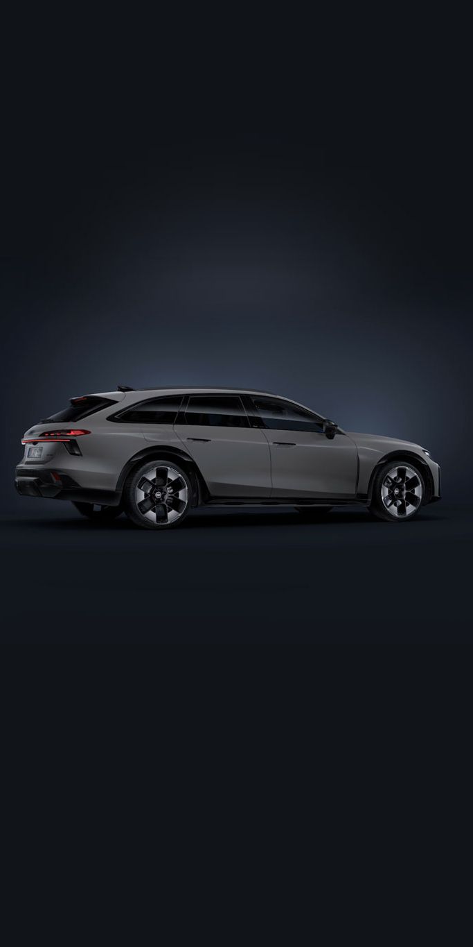 Der Audi A6 allroad schräg von hinten auf dunklem Hintergrund.