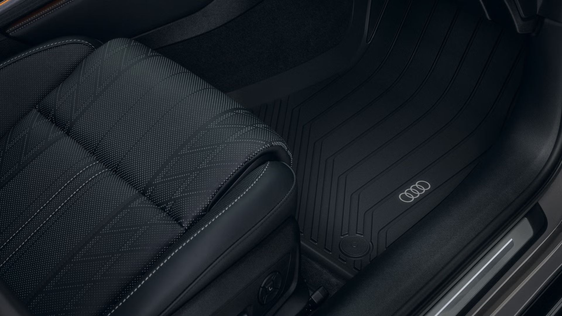 Nahaufnahme des Fußraums auf der Beifahrerseite des Audi A6 allroad mit der Allwetterfußmatte.