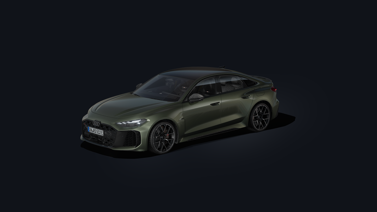 Die RS 5 Limousine im Schrägprofil von vorn auf dunklem Hintergrund.