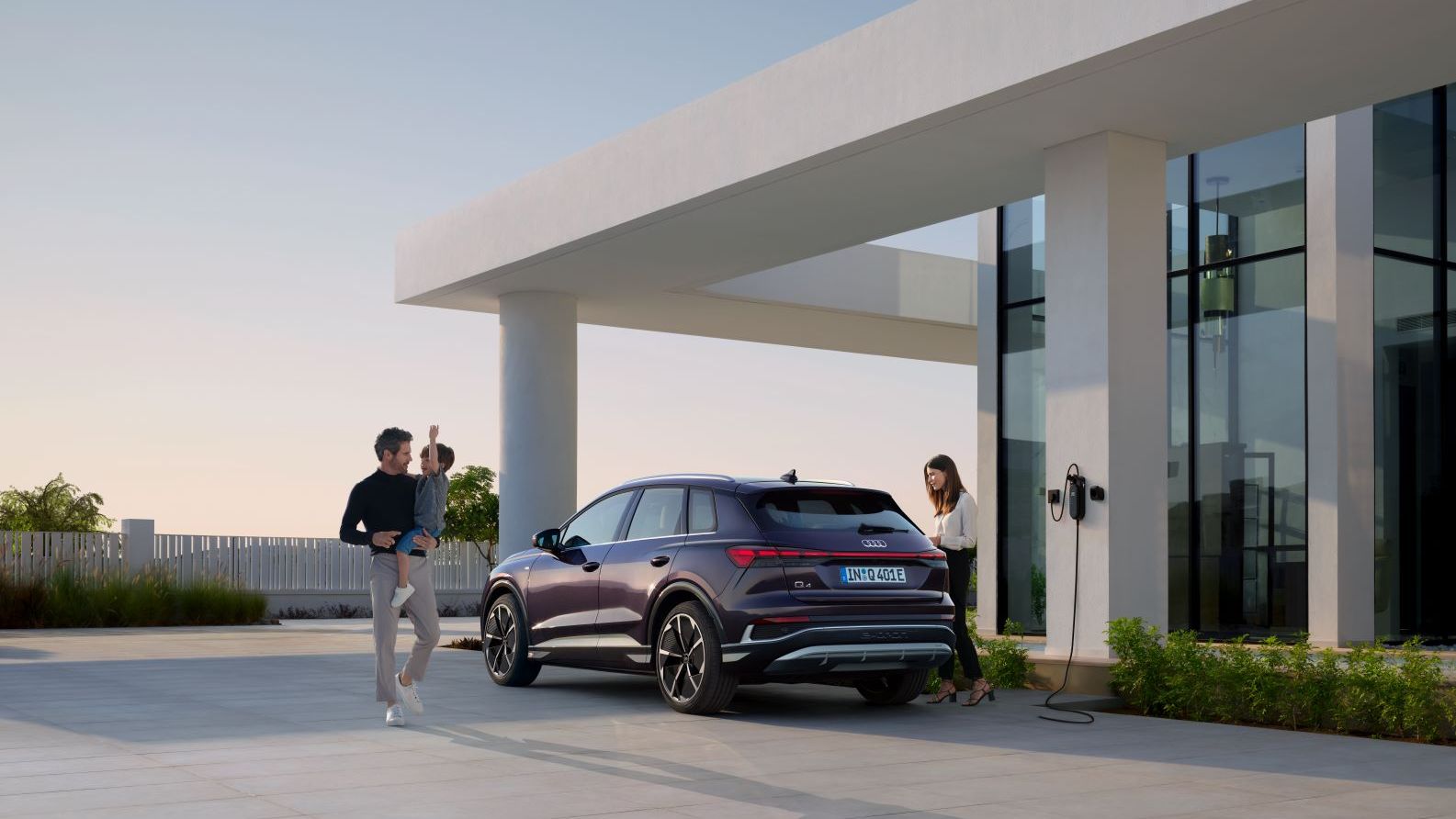 Eine Familie parkt mit ihrem Audi Q4 an einer Ladestation.