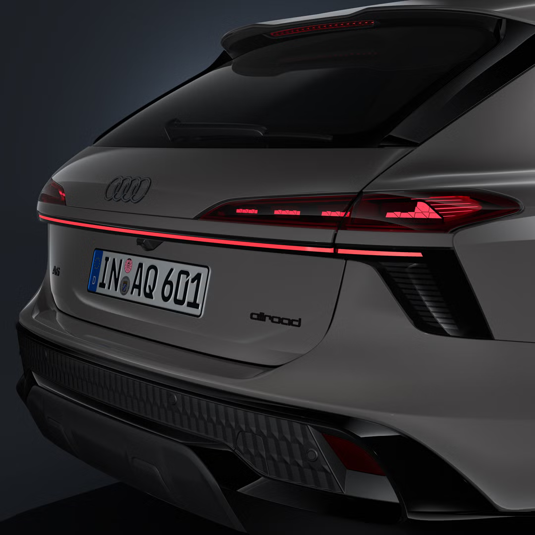 Schräge Nahaufnahme des Hecks des Audi A6 allroad mit Schlusslichtern und Leuchtenband.