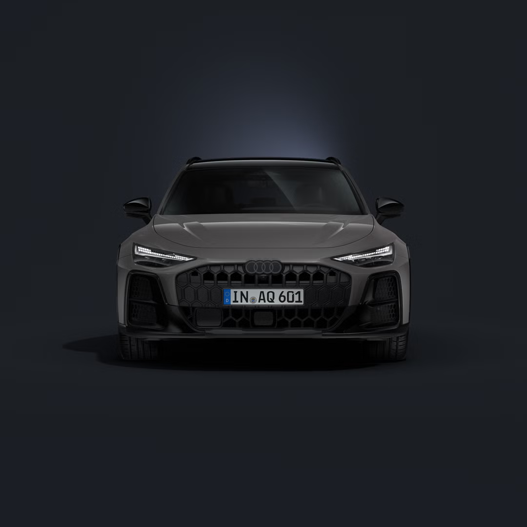 Der Audi A6 allroad frontal von vorn auf dunklem Hintergrund.