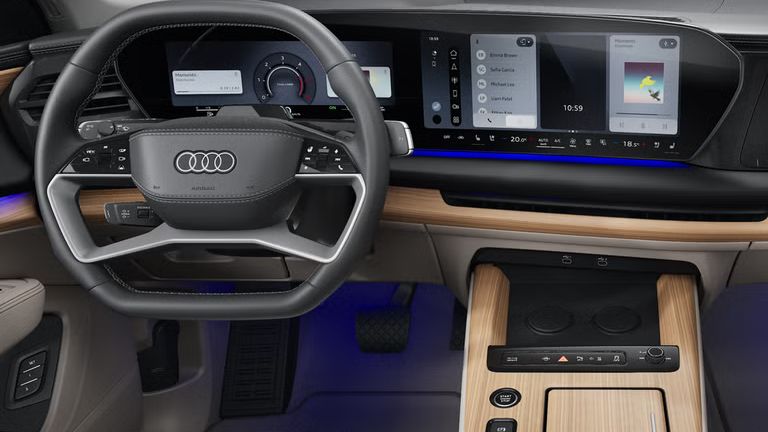 Frontaler Blick von hinten auf das Cockpit, die Sportsitze und die digitalen Displays des Audi Q7 SUV.